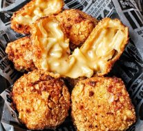 Mac-N-Cheese is just better in ball form, don’t you agree? ? Photo props: @tomsbigeats ?